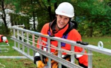 Auszubildende bei einem Ausbildungsprojekt zu Montagearbeiten im E.ON Bayern-Netz - E.ON