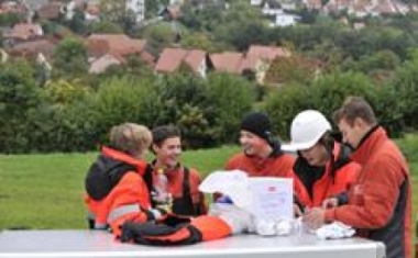 Auszubildende bei einem Ausbildungsprojekt zu Montagearbeiten im E.ON Bayern-Netz - E.ON