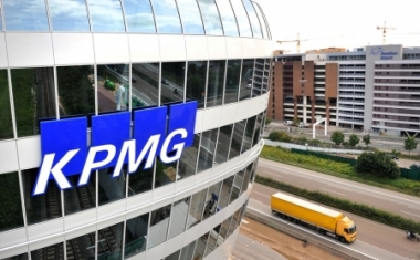 Vom futuristischen Hauptsitz von KPMG sind es nur wenige Fu&szlig;minuten zum Flughafen und zum ICE-Bahnhof. (&copy; Gabi Sommer) - KPMG AG Wirtschaftspr&uuml;fungsgesellschaft