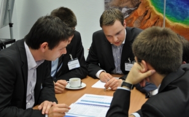 Bei &bdquo;KPMG&rsquo;s Lecture&ldquo; teilen Mitarbeiter von KPMG ihr Expertenwissen mit interessierten Studenten. - KPMG AG Wirtschaftspr&uuml;fungsgesellschaft