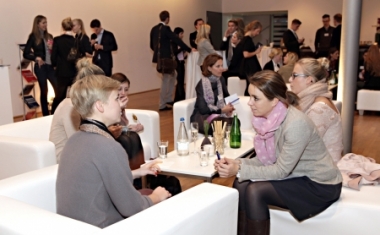 Studenten im Einzelgespr&auml;ch mit P&C-Mitarbeitern - Peek &amp; Cloppenburg KG D&uuml;sseldorf