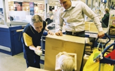 Eine IKEA Mitarbeiterin verabschiedet unsere j&uuml;ngsten Besucher. - IKEA Deutschland