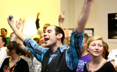 Als studentisches Projekt im Rahmen der Gestaltung unserer Facebookseite gestartet, haben unsere Studenten gemeinsam mit der Band Suddenly Human und begeisterten Kollegen und Kolleginnen ein eigenes Lip Dub gedreht. - T-systems Multimedia Solutions GmbH