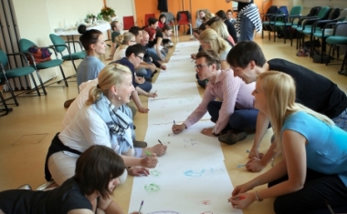 In unserem Personalentwicklungsprogramm steckt viel Hirnschmalz und Herzblut. Hier beim Humortraining in Linz. - ePunkt Internet Recruiting GmbH