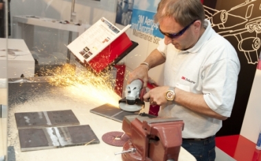 Einer unserer Mitarbeiter aus dem Bereich Industrial/Schleifmittel bei einer Produktvorf&uuml;hrung - 3M &Ouml;sterreich GmbH