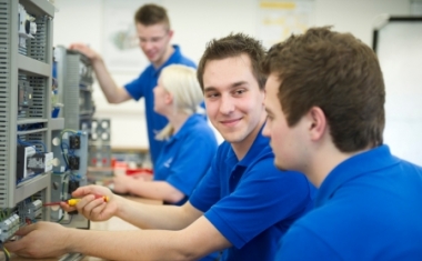 Unsere technischen Azubis im Ausbildungszentrum - Maschinenfabrik Reinhausen GmbH