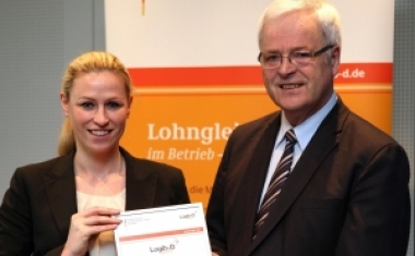 Verleihung des Awards "Logib-D gepr&uuml;ft" an unsere Managerin Miriam mit Staatssekret&auml;r Dr. Kues&copy; Bildsch&ouml;n GmbH/Tanja Schnitzler - SThree Group